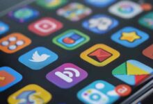 當下手機使用的雙重性：透過史詩遊戲尋求意義與逃避，並利用專業工具優化數位生活，兩者共同塑造了我們在效率與娛樂之間尋找平衡的「數位化身」。