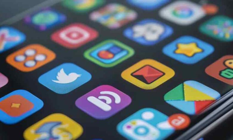 當下手機使用的雙重性:透過史詩遊戲尋求意義與逃避,並利用專業工具優化數位生活,兩者共同塑造了我們在效率與娛樂之間尋找平衡的「數位化身」。