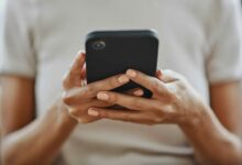 啟用裝置的定位追蹤功能（如「尋找我的iPhone」），設定強大的密碼或生物識別驗證，並定期將重要的照片和數據備份至雲端服務或外部儲存裝置，這些都是基礎而關鍵的防護措施。它們能在裝置遺失或被竊後，為資料安全提供最後一道防線，甚至像傑森·趙那樣，為找回失物創造機會。