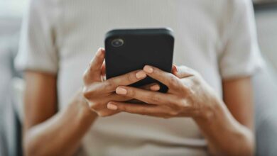 啟用裝置的定位追蹤功能（如「尋找我的iPhone」），設定強大的密碼或生物識別驗證，並定期將重要的照片和數據備份至雲端服務或外部儲存裝置，這些都是基礎而關鍵的防護措施。它們能在裝置遺失或被竊後，為資料安全提供最後一道防線，甚至像傑森·趙那樣，為找回失物創造機會。