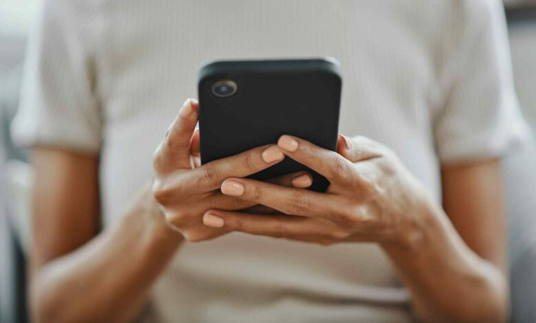 啟用裝置的定位追蹤功能（如「尋找我的iPhone」），設定強大的密碼或生物識別驗證，並定期將重要的照片和數據備份至雲端服務或外部儲存裝置，這些都是基礎而關鍵的防護措施。它們能在裝置遺失或被竊後，為資料安全提供最後一道防線，甚至像傑森·趙那樣，為找回失物創造機會。