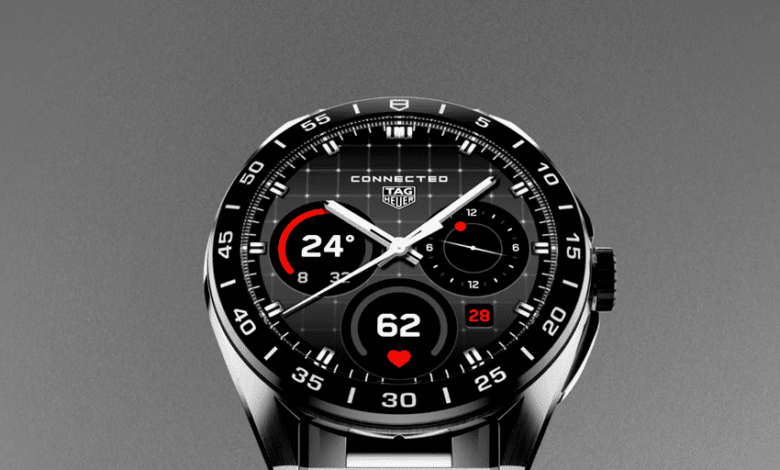 TAG Heuer Connected Calibre E5 在核心功能上毫不妥協,具備全面的健康與健身追蹤能力。其背面感測器陣列可監測心率、血氧、睡眠品質等多項生理數據。此外,更內建指南針、加速度計、陀螺儀、氣壓計與雙頻 GNSS,確保更精準的 GPS 定位,滿足各種專業與日常需求。