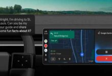 Google 以 Gemini 逐步取代 Assistant，旨在整合 AI 生態系。此舉不僅將 AI 角色從「指令執行者」提升為「協作夥伴」，更是進軍車載系統、對抗 Apple 等對手的關鍵戰略，目標是打造最流暢安全的智慧駕駛體驗。