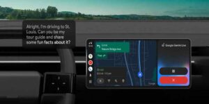 Google 以 Gemini 逐步取代 Assistant，旨在整合 AI 生態系。此舉不僅將 AI 角色從「指令執行者」提升為「協作夥伴」，更是進軍車載系統、對抗 Apple 等對手的關鍵戰略，目標是打造最流暢安全的智慧駕駛體驗。