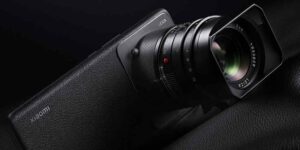 小米 17 Ultra 的關鍵決策：移除副屏以換取核武級的 200MP 潛望長焦鏡頭，結合 Snapdragon 8 Elite Gen 5 處理器，展現其專注成為純粹移動影像王者的「減法哲學」。